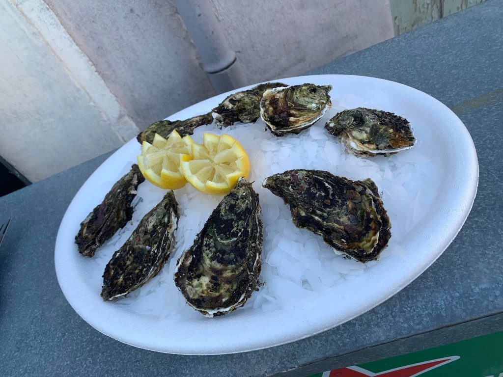 Une assiette d'huîtres sur de la glace, avec des citrons